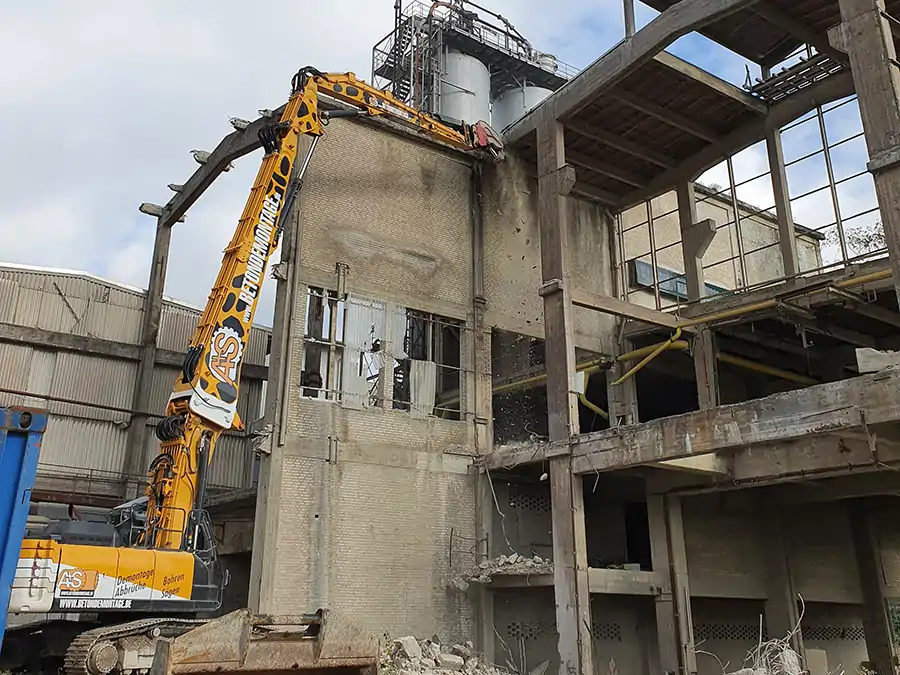Abbruch einer Produktionshalle aus Stahlbeton - A&S Betondemontage GmbH